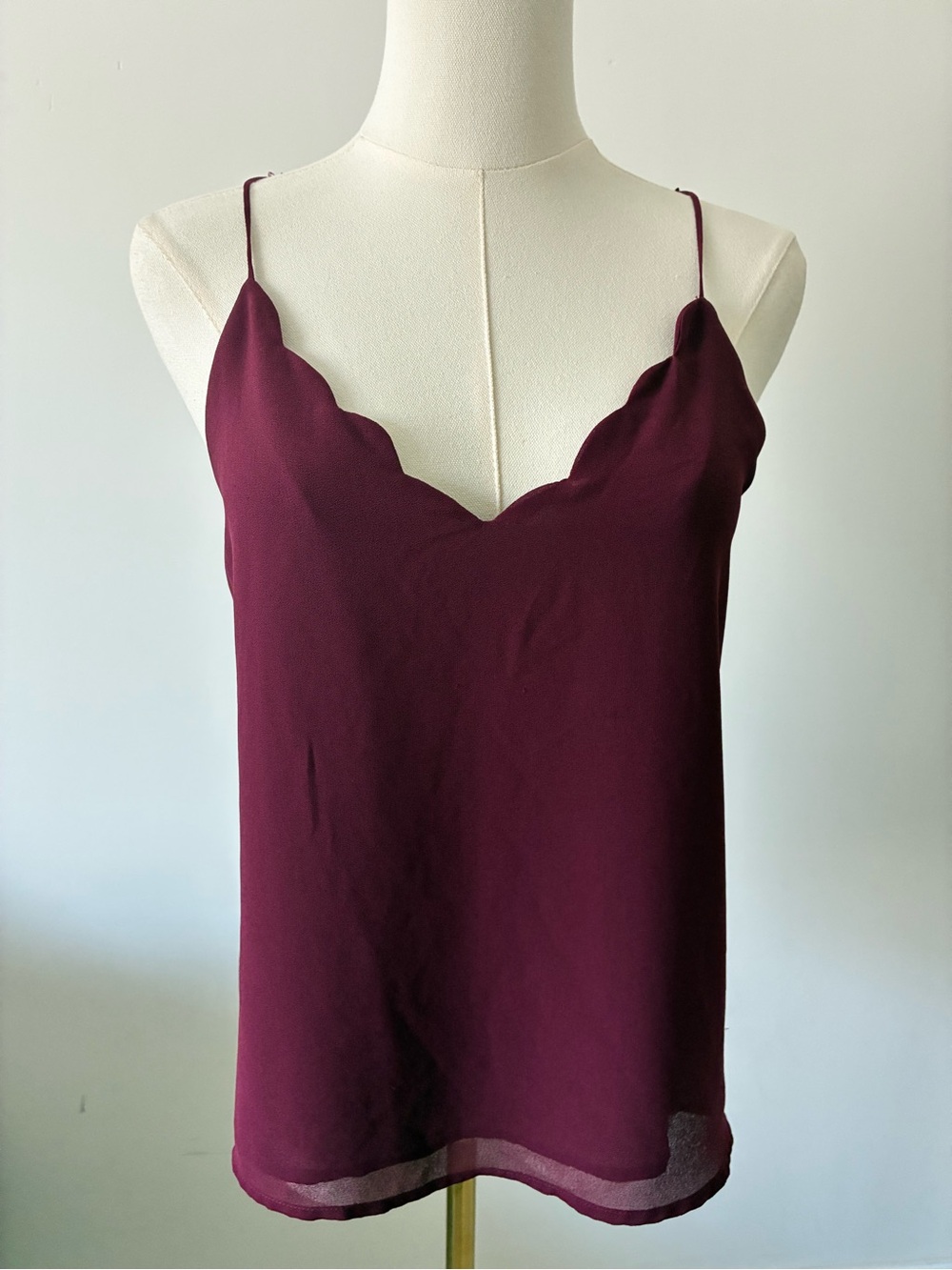 Daisy Shoppe Scallop V-Neck Strappy Cami Tank Top - Burgundy